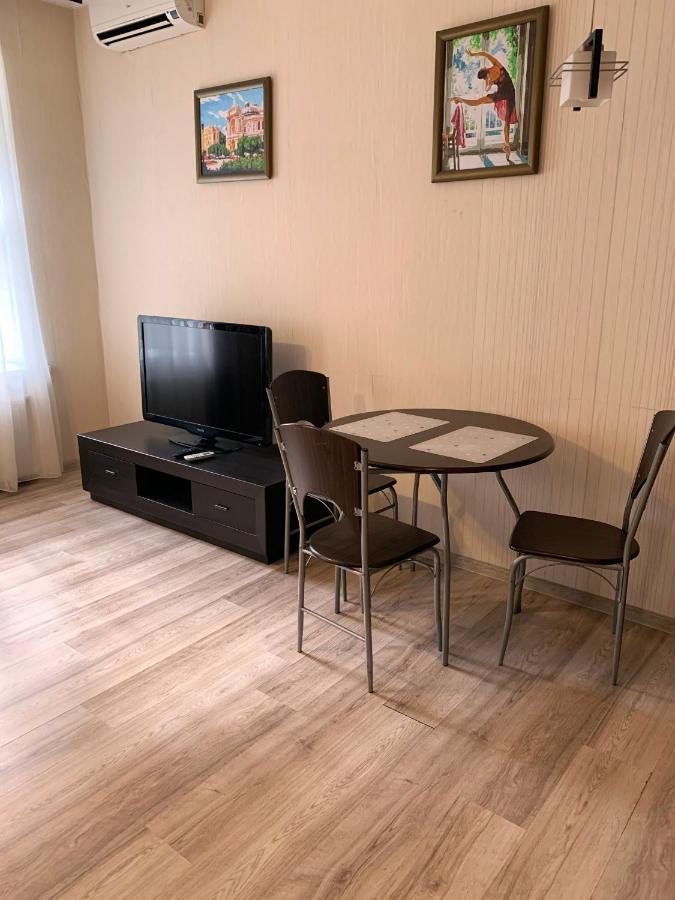 Excellent Apartment In The Center Of Odessa エクステリア 写真